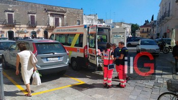 ambulanza davanti al municipio