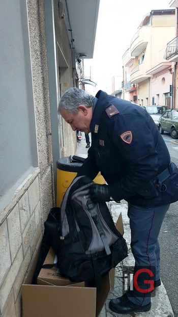 poliziotto con falso pacco bomba
