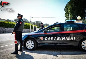 Fugge all&#039;alt dei carabinieri. Raggiunto e arrestato per detenzione di droga