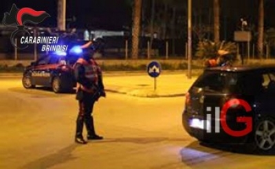 Cerca di eludere il controllo, ingiuria e spintona i Carabinieri, arrestato