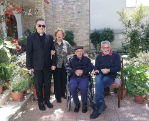 Franco Profilo con il sindaco Toni Matarrelli, la moglie e il parroco