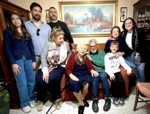 Nonna Antonietta Colelli con figli e nipoti
