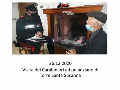 Il nonnino mentre chiacchiera con l&#039;appuntato dei carabinieri che gli fa compagnia