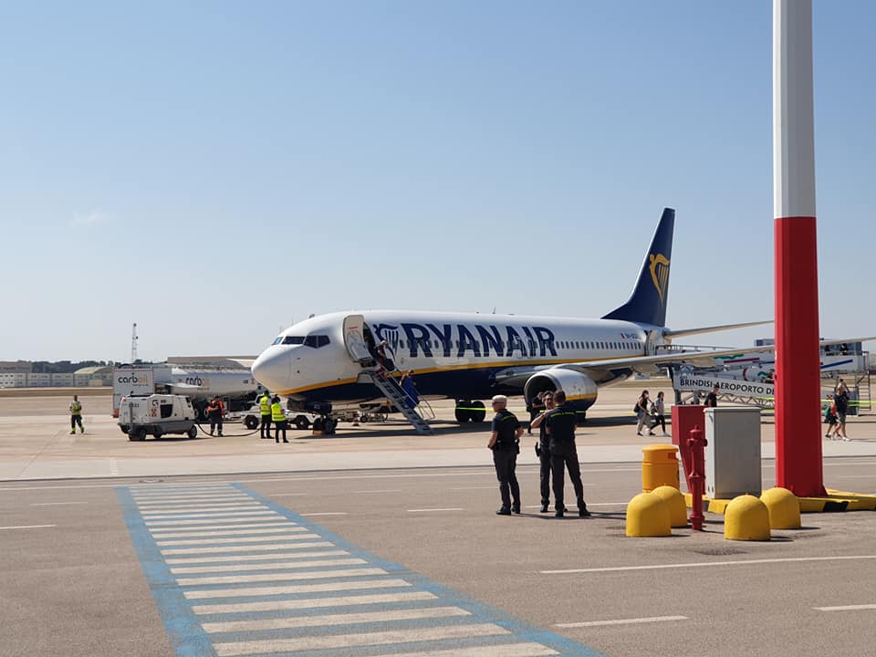 aeroporto_brindisi_aereo_ryanair.jpg