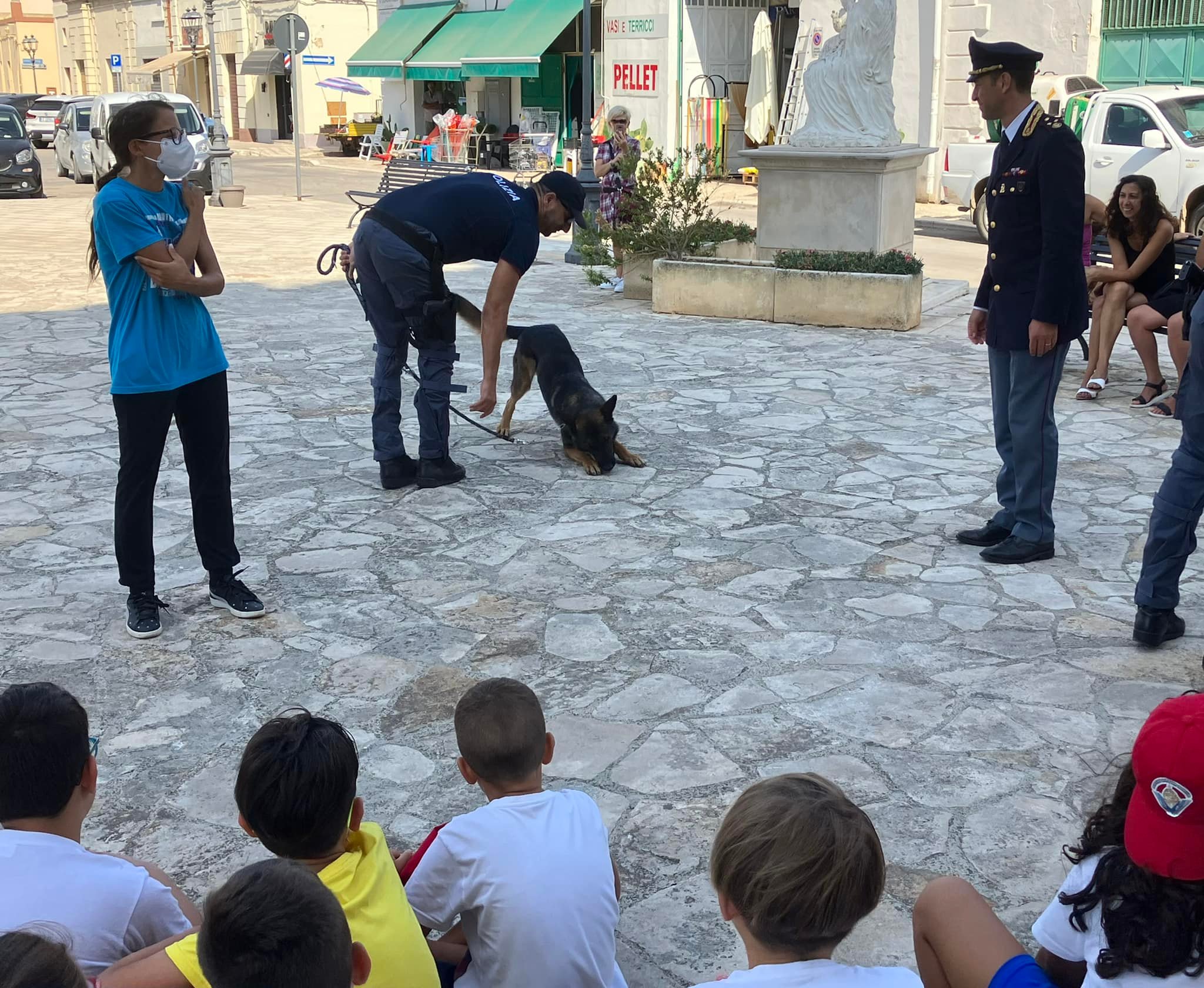 campi_estivi_mater_domini_2022_con_poliziotti_1.jpg