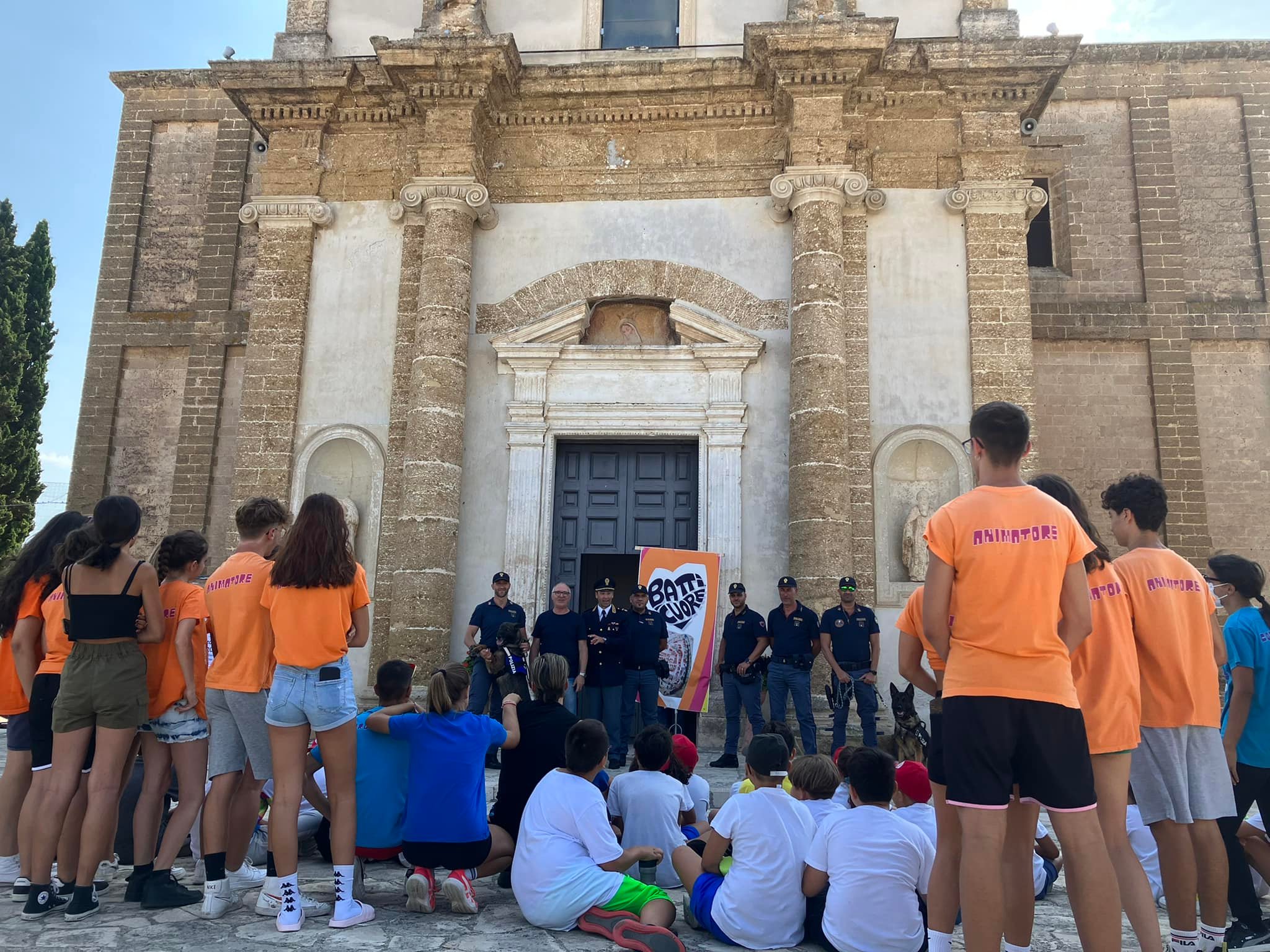 campi_estivi_mater_domini_2022_con_poliziotti_2.jpg