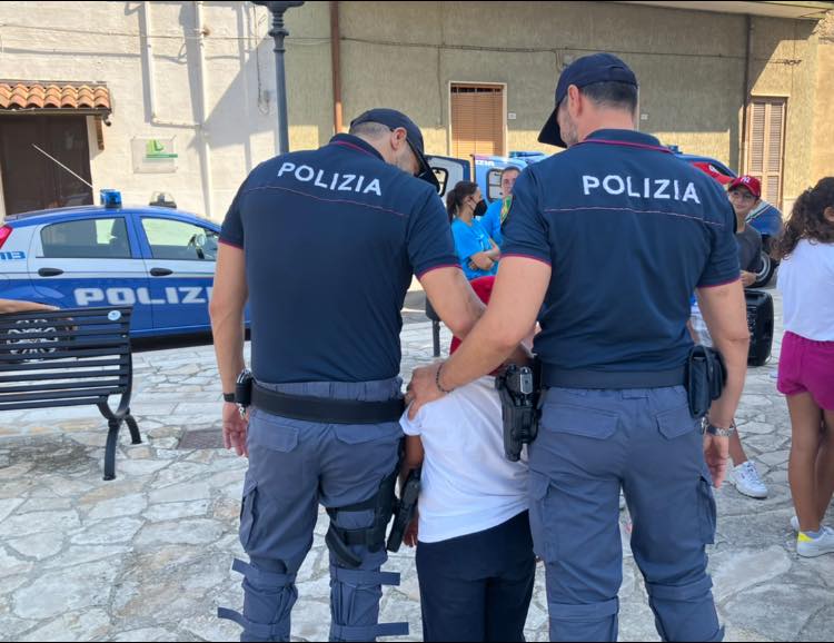 campi_estivi_mater_domini_2022_con_poliziotti_3.jpg