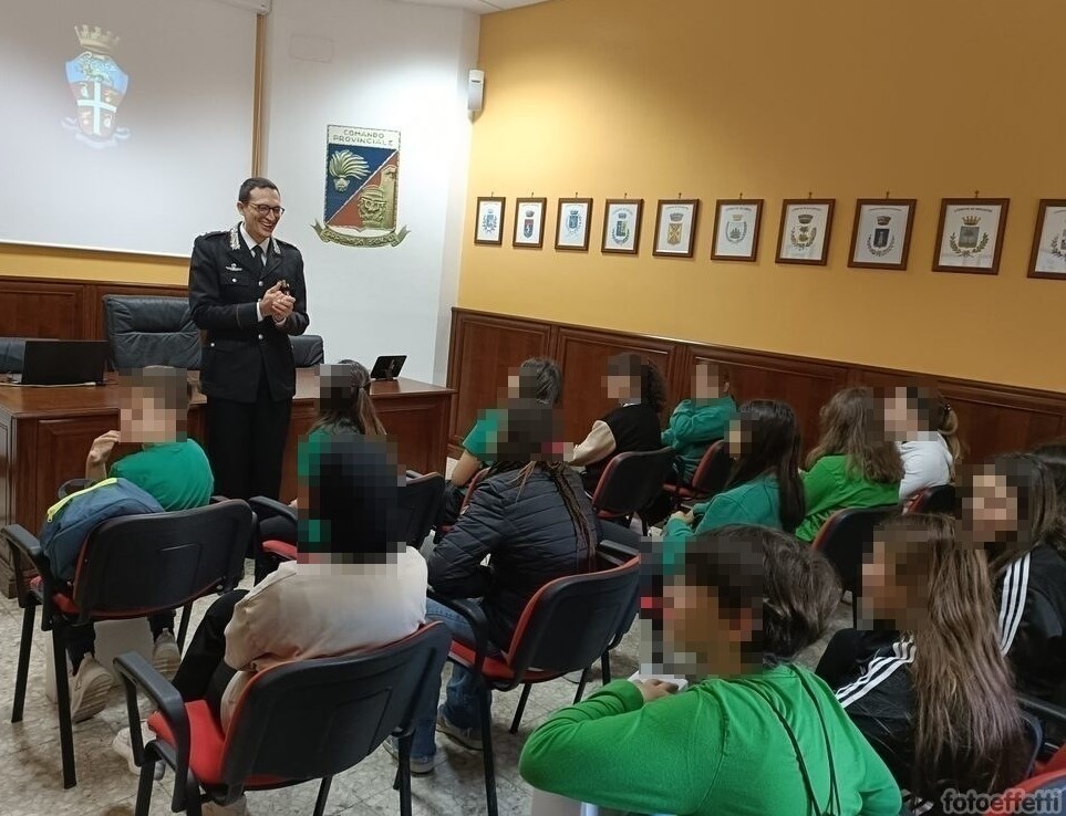 carabinieri_La_scolaresca_Marzabotto-Virgilio_visita_il_Comando_Provinciale_Carabinieri_Brindisi_1.jpg