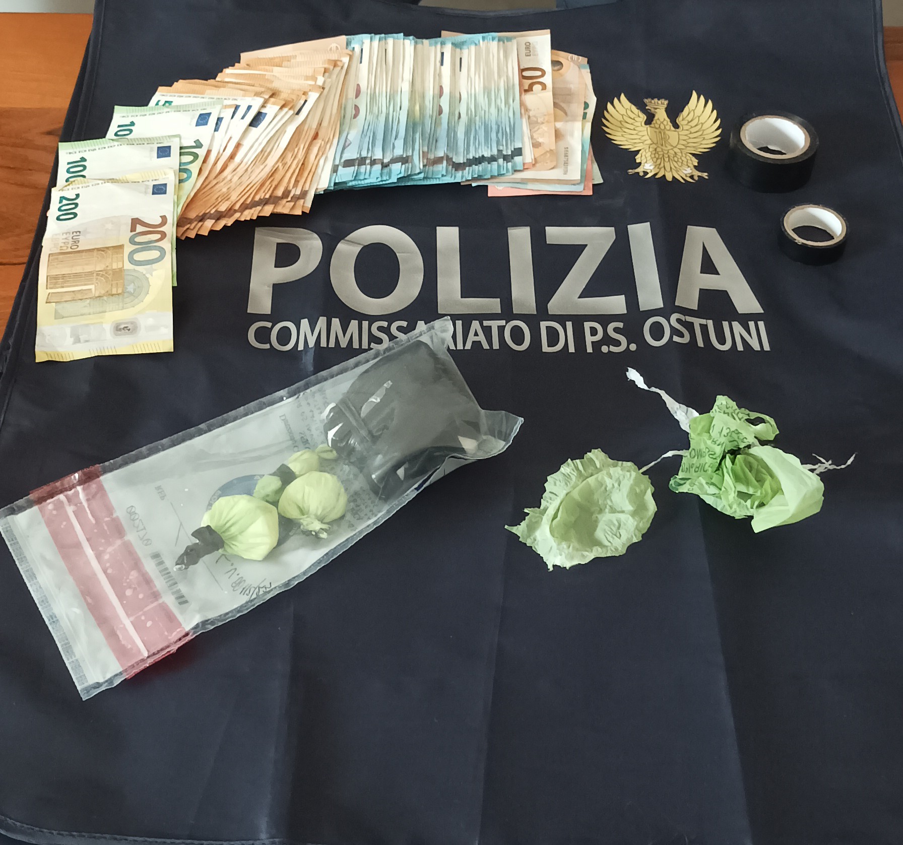 polizia_di_stato_soldi_e_droga_ostuni.jpg