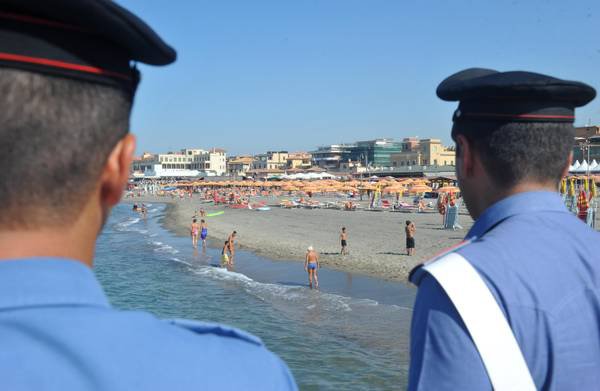 carabinieri in spiaggia