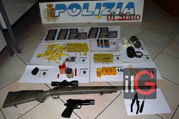 polizia fucile e pistole munizioni