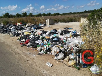rifiuti in contrada badessa strada pe serranova 2