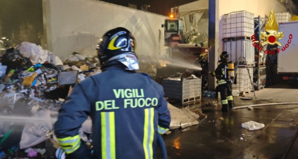 Incendio nella notte a Fasano: fiamme in un’azienda di raccolta rifiuti, intervento dei Vigili del Fuoco