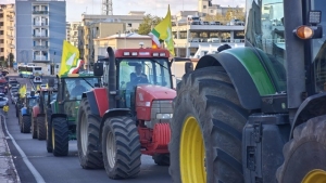MOBILITAZIONE: COLDIRETTI PUGLIA, 5000 AGRICOLTORI E TRATTORI IN PIAZZA A BARI CHIESTO LO STATO DI CRISI