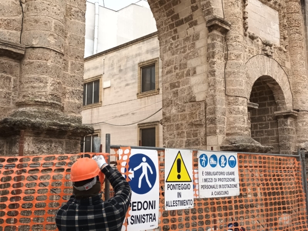 Nelle scorse ore è partito il cantiere del restauro della Porta del Carmine