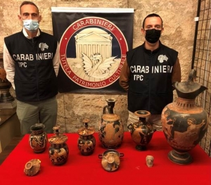 Carabinieri con reperti archeologici recuperati