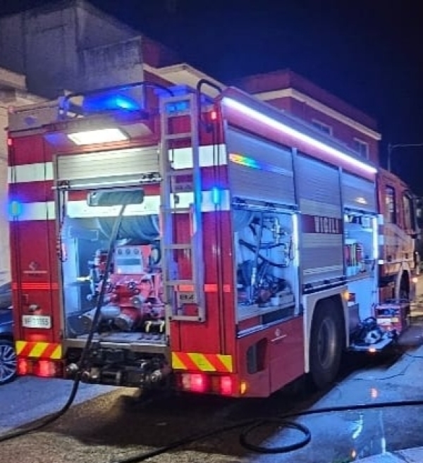 Mesagne. Camion in fiamme sulla statale 7: a fuoco un rimorchio carico di batterie esauste