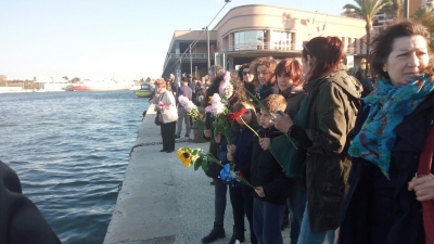 Lancio di fiori in mare il 28 Marzo per la Kater I Rades
