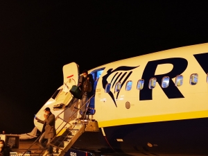 Ritardo di cinque ore sul volo Ryanair, passeggeri bloccati a Brindisi