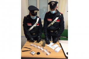 Oppone resistenza ai Carabinieri che lo avevano trovato in possesso di alcune bustine di hashish e di marijuana, arrestato