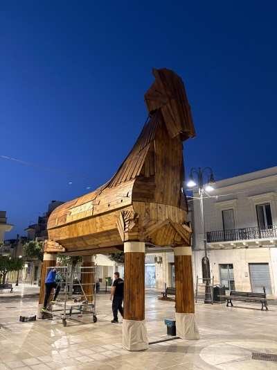 Un Cavallo di legno, di notte entra nella piazza di S. Michele Salentino