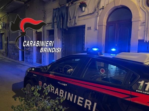 Accoltella la moglie per dissidi familiari e si costituisce ai Carabinieri, arrestato