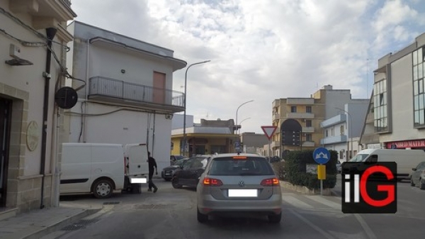 Mesagne. Via Gualtiero d&#039;Ocra angolo via Malvindi intasata dalle auto