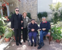 Franco Profilo con il sindaco Toni Matarrelli, la moglie e il parroco