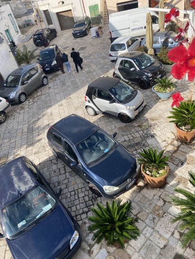Piazza Sant&#039;Anna dei Greci, vista con auto posteggiate