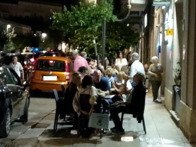 Mesagne. Tavoli selvaggi e barriere architettoniche in via Carmine: la sicurezza dei pedoni è un optional?