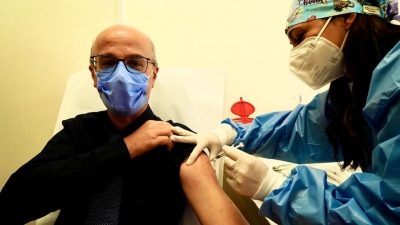 L&#039;assessore Lopalco si vaccina: &quot;Attivati 26 punti di vaccinazione in tutta la regione