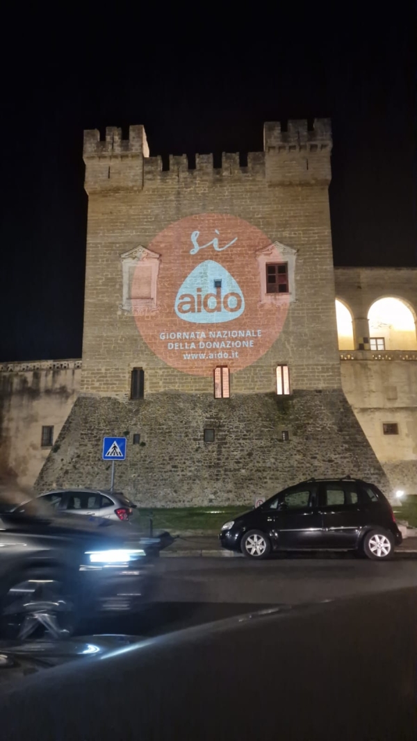 Il logo di Aido proiettato sul castello Normanno-Svevo di Mesagne