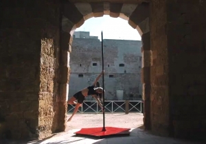 Vertical Gym Brindisi e il mondo acrobatico di pole dance e aerial sports (video)
