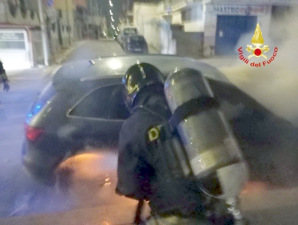 Auto in fiamme nella notte a Brindisi, distrutta un'Audi Q5 in via Sant'Angelo