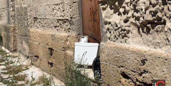 Mesagne. Vaschetta da toilette abbandonata da giorni davanti al monastero