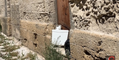 Mesagne. Vaschetta da toilette abbandonata da giorni davanti al monastero