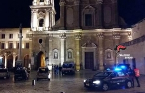 Dopo la violenta lite con il suo contendente, oppone resistenza ai Carabinieri intervenuti, arrestato