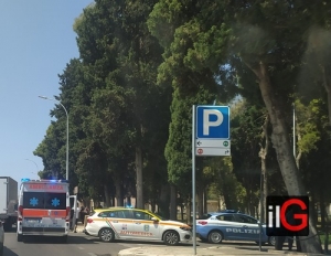 Mesagne. Incidente davanti al cimitero. Perde il controllo dell'auto e sbatte contro colonnina Enel