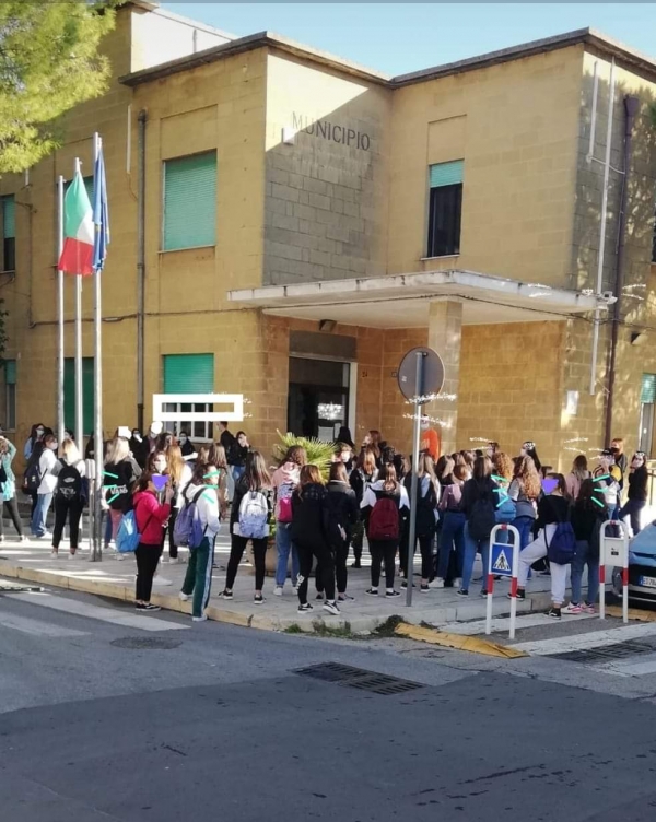 La protesta degli studenti per i disagi sui pullman