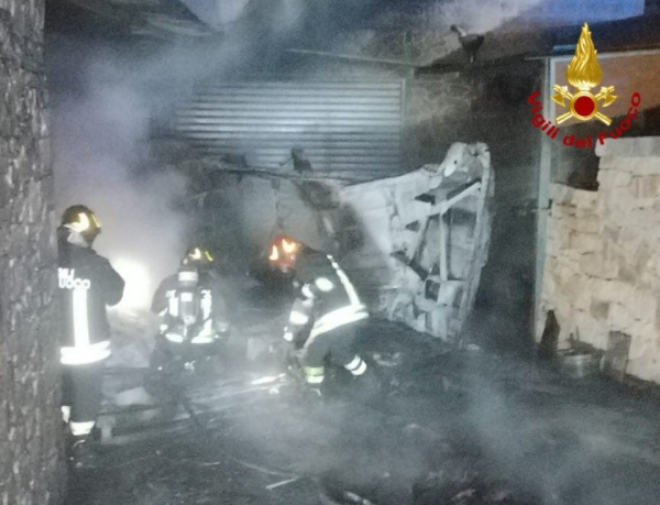 Notte di paura a Cisternino: furgone in fiamme con bombole di GPL, ferito il proprietario
