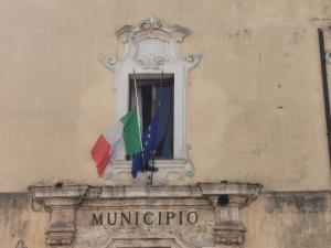 Le bandiere, italiana ed europea, sono esposte a mezz’asta sulla facciata della sede municipale di Mesagne