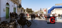 Piazza Porta Grande piena di motociclette