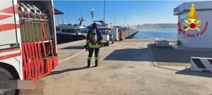 Paura al porticciolo turistico di Brindisi: va a fuoco un maxiyacht di 30 metri, pompieri in azione via terra e via mare