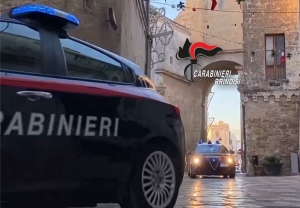 MESAGNE (BR) – TRUFFA AGLI ANZIANI CON IL MODUS OPERANDI DEL “FINTO OPERATORE BANCARIO E FINTO AGENTE”: I CARABINIERI INTERCETTANO L’AUTO IN FUGA E ARRESTANO UN 40ENNE. RECUPERATA LA REFURTIVA