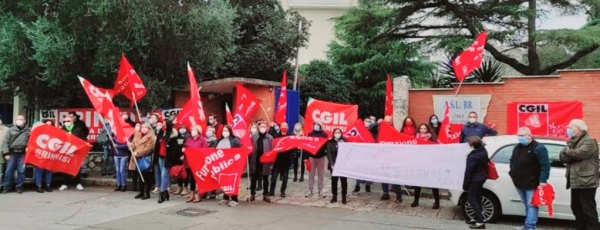 Gli agricoltori protestano davanti alla prefettura di Brindisi