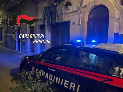 Minaccia la moglie e si avventa contro i carabinieri con un coltello. Arrestato