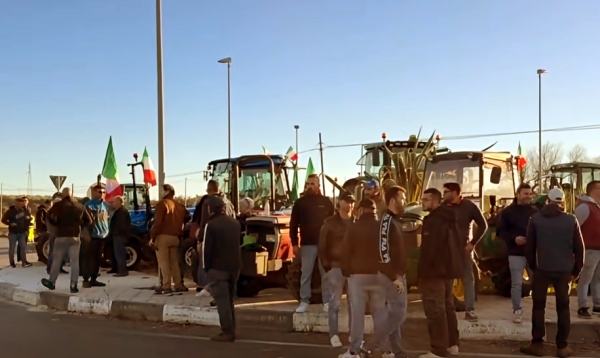 Manifestazione dei trattori lungo la provinciale Mesagne - Torre Santa Susanna