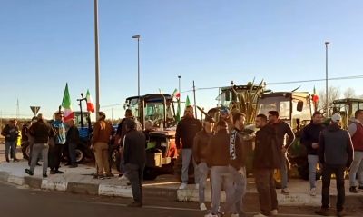Manifestazione dei trattori lungo la provinciale Mesagne - Torre Santa Susanna