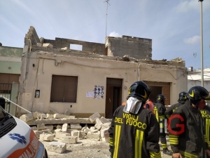 L&#039;abitazione dove è avvenuto il crollo con i soccorritori
