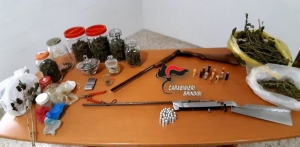 Rinvenuti 1 chilo di marijuana e un’arma clandestina, tre arresti e una denuncia
